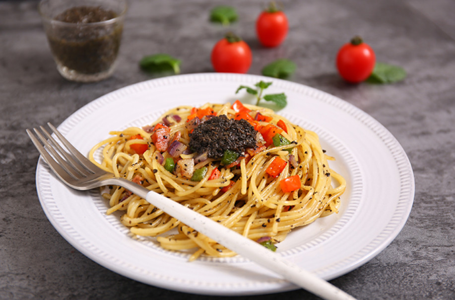 孩子宅家不想写作业，就爱看电视追剧，妈妈居然还给他吃笋炒肉