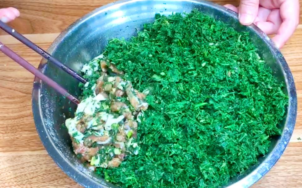 蒸包子怎么开锅蒸不塌皮不回缩,为什么蒸包子总有一两个包子回缩