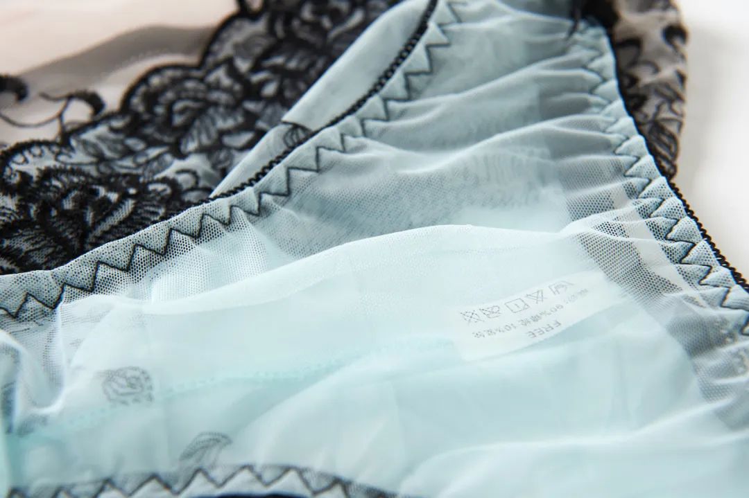 “疫情刚过,我家楼下*人用成品**店的老板就开上了特斯拉”