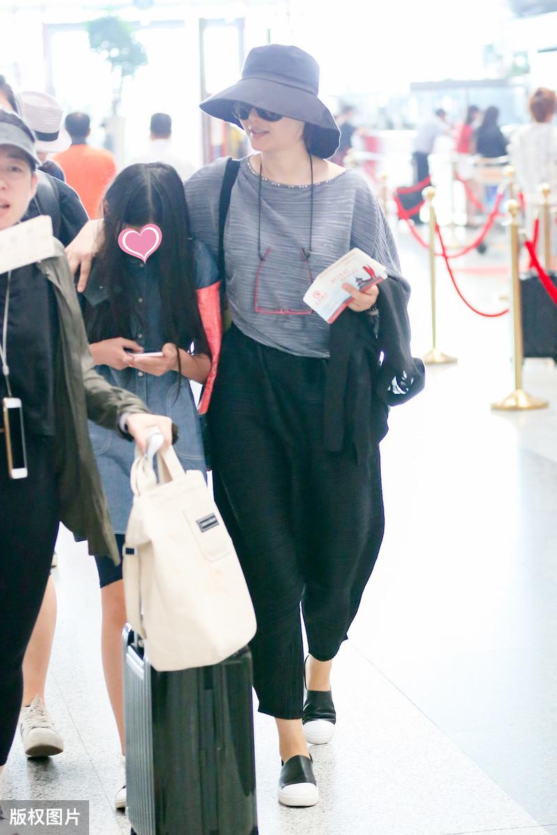 徐帆红衣黑裤显得气色超好,徐帆条纹衫阔腿裤