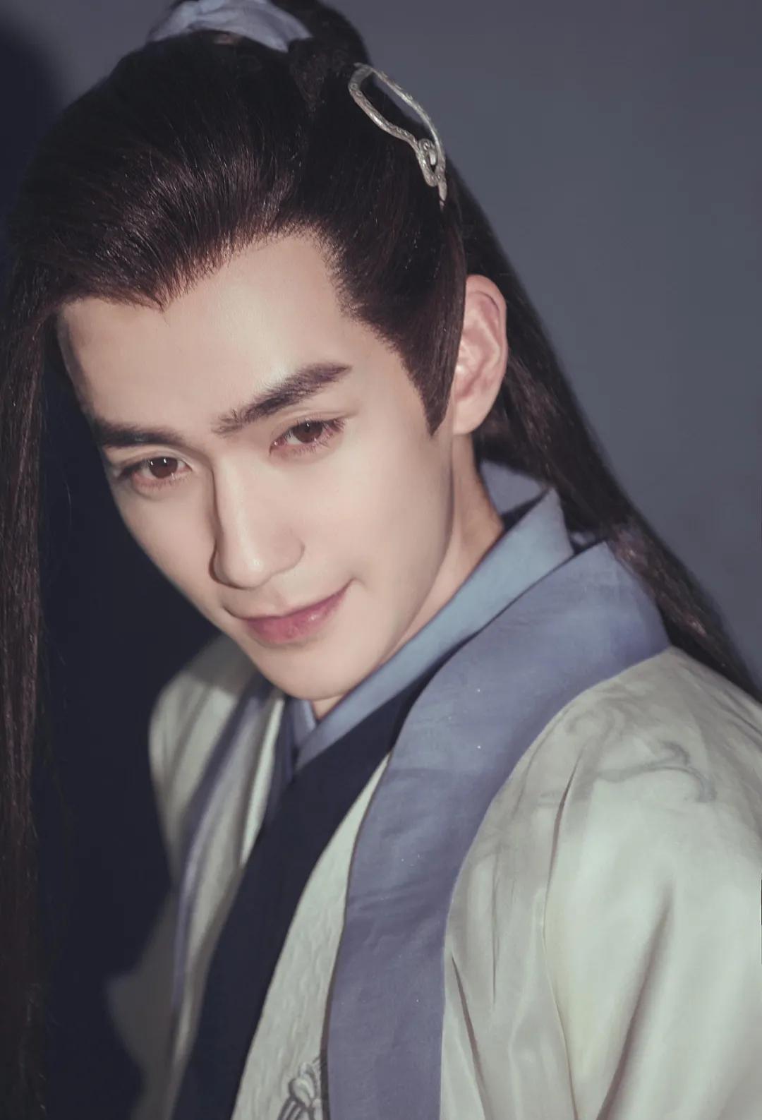 哪个男星演的狐狸精好看,长得像狐狸精的男明星