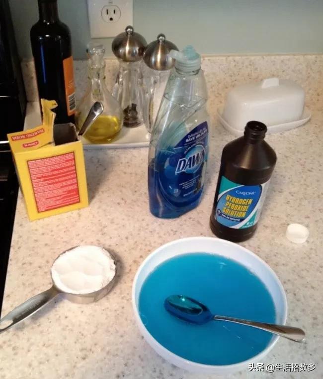 白色衣服发黄漂白剂洗得掉吗,衣服发黄了用84漂白剂可以漂白吗