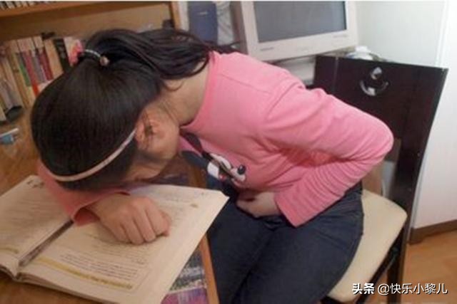 孩子总喊屁屁疼去医院挂什么科,五岁女儿总说肚子疼