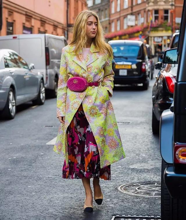 穿腻了黑白穿搭,穿腻了黑白灰