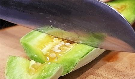 这瓜一肚子蜜汁，掰开就漏！闻着香、咬着脆、一口下去甜到醉