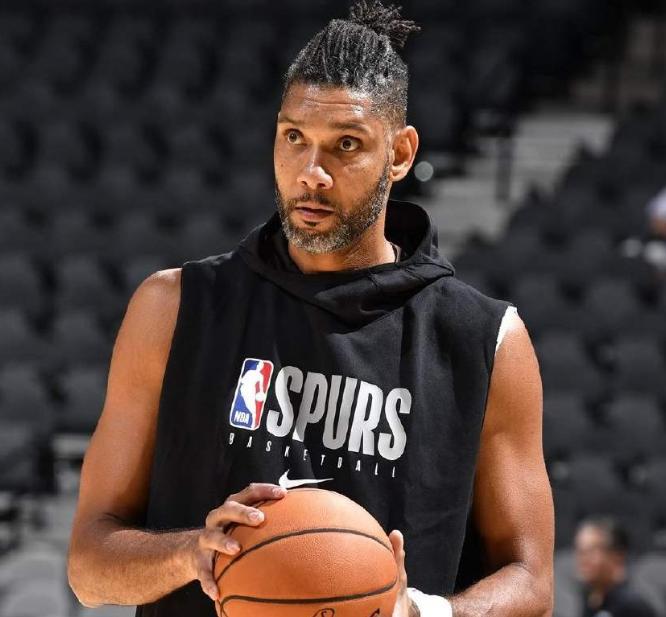 不换脏辫都不知道你能多帅！邓肯退役魅力大增，AI留脏辫才有灵魂