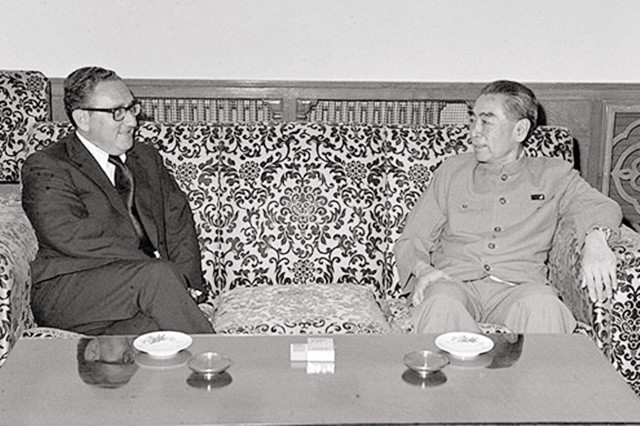 记者故意刁难周总理:为何要用美产钢笔?他的回答让记者羞愧