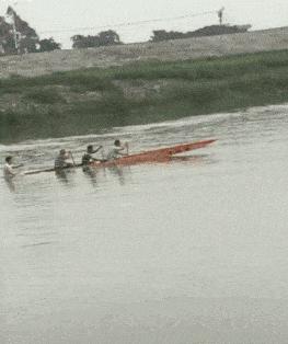 回家的路上看到这么多钱,背包都装不下啊,现在该怎么办