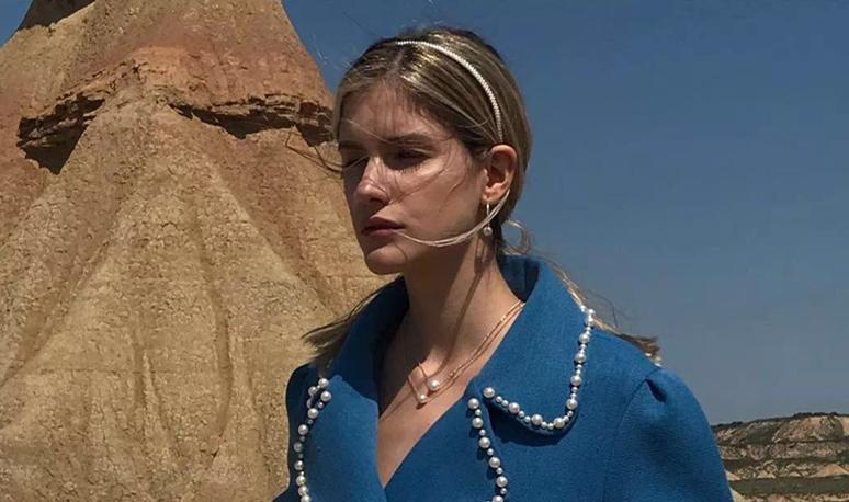 女生如何扎发带更时尚,用一条发带变造型