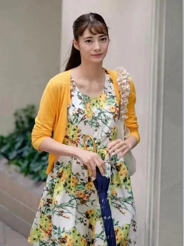 日本丰田太子妃曝光，神秘名媛撞脸奥黛丽赫本，却偏爱“好嫁风”