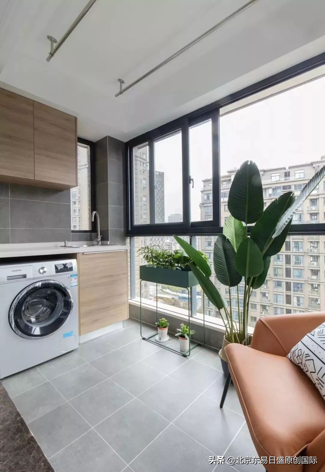 阳台洗衣柜用不锈钢还是铝合金好,想在阳台装洗衣机可是瓷砖铺好了