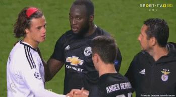 18岁门将欧冠重大失误,2017-2018欧冠门将10大的精彩扑救