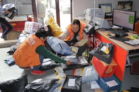 相同的衣服在拼多多和淘宝上价格,为啥一样的衣服拼多多比淘宝便宜