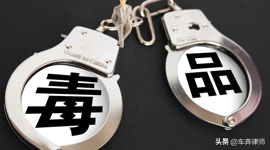 介绍他人买毒且吸毒会被判多久,帮吸毒人员付钱是什么罪