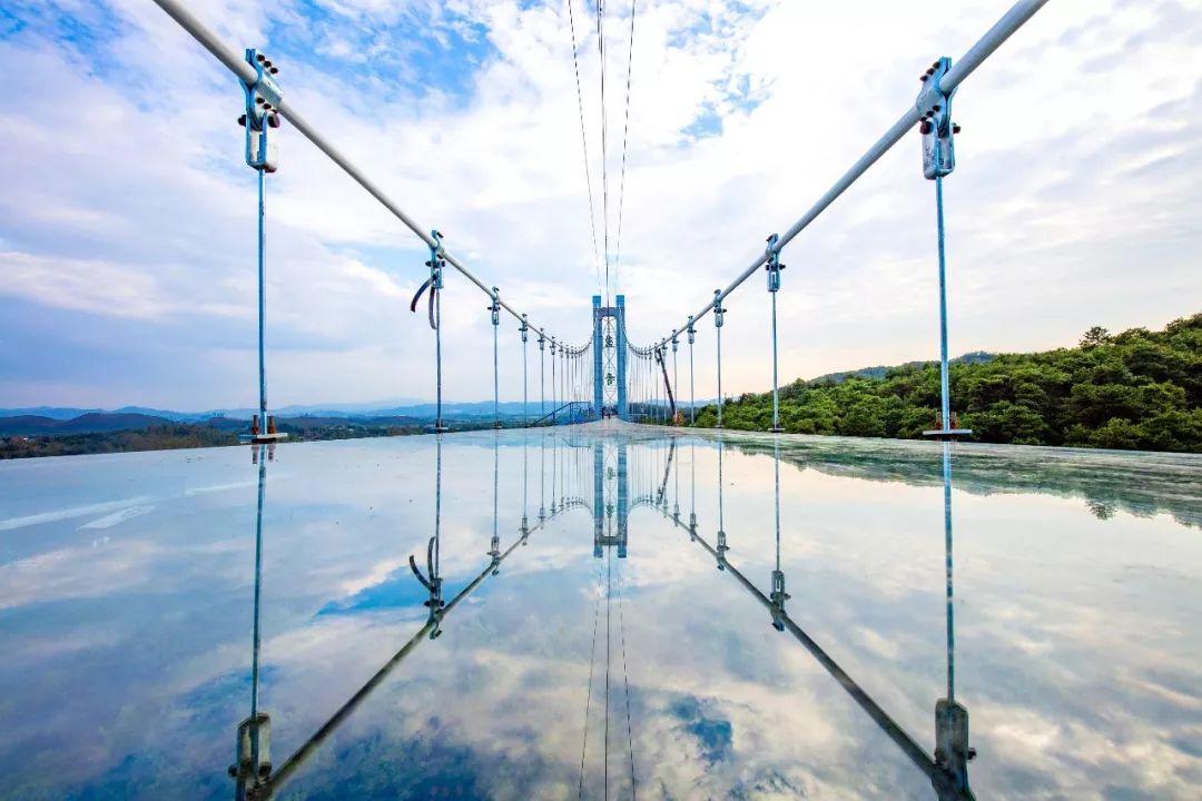 网红玻璃桥悬崖秋千,网红旅游打卡玻璃滑道