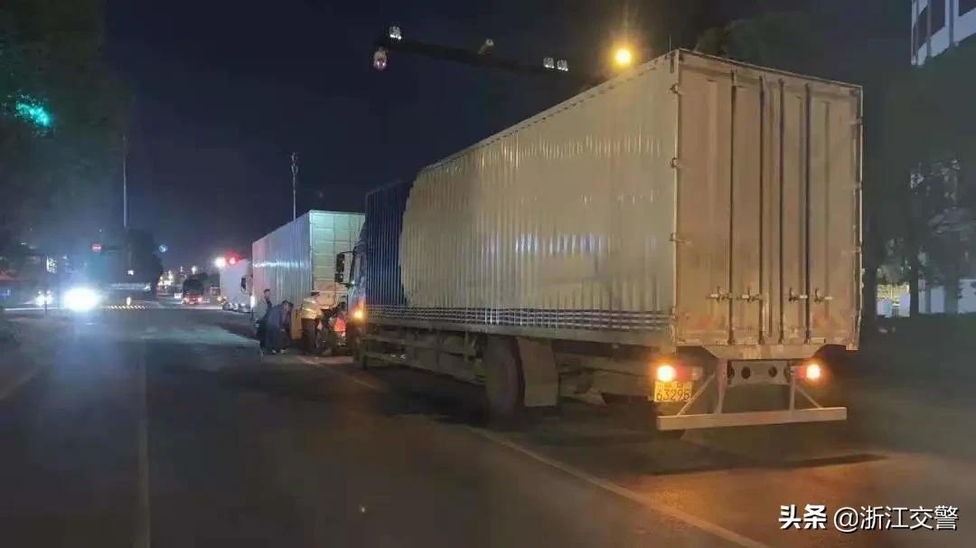 小车夹心饼干事件后续,小车弯道超车被大车撞成夹心饼