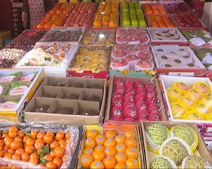 水果批发市场内堵车怎么解决,人多车多路上堵