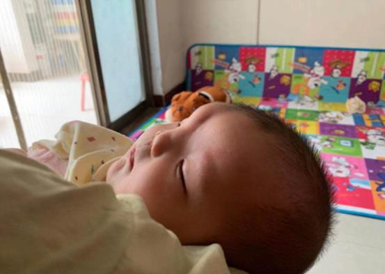 洛阳一​女子每次产检都正常，不料却生出畸形儿：鼻梁塌陷、左手多根手指