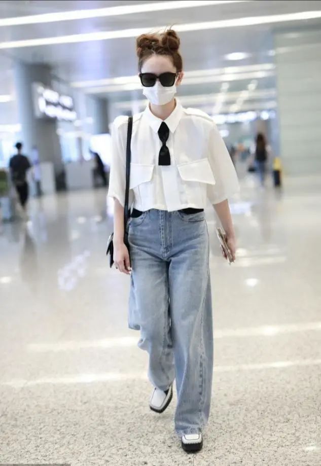 戚薇太个性，嫌领带太长直接剪一半，双丸子头炸毛了