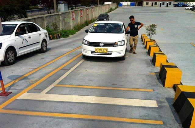 学车抬离合松刹车,学车踩离合转方向盘技巧