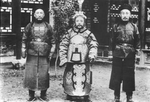 世凯率百官到孔庙祭孔到天坛祭天