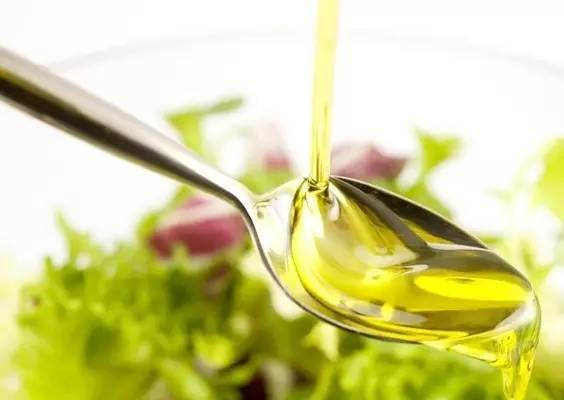 衣服染上了别的颜色怎么才能洗掉,衣服上染上别的颜色怎么才能洗掉