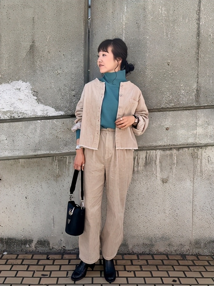 夏季灯芯绒裤的最佳搭配,穿搭复古潮的灯芯绒裤子也超百搭