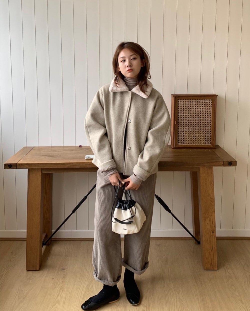 韩国冬季小姐姐黑大衣穿搭,韩国小姐姐冬日简约气质穿搭日常