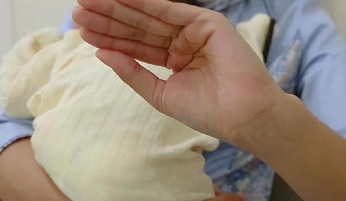 宝宝吐奶4种拍嗝方法,容易吐奶的宝宝拍嗝的正确方法