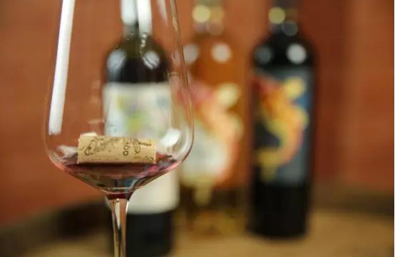 红酒漏酒是什么原因,葡萄酒瓶盖漏酒怎么办