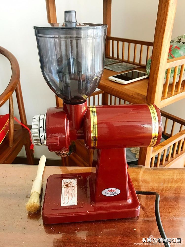 喜欢咖啡，因为那种独特的色香味。色泽凝重，透着忧郁和冷寂