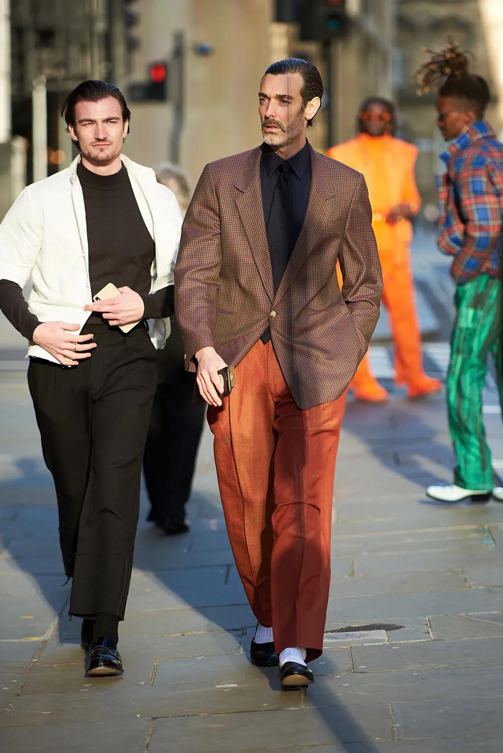 为什么小皮鞋要穿白袜子,什么人穿皮鞋