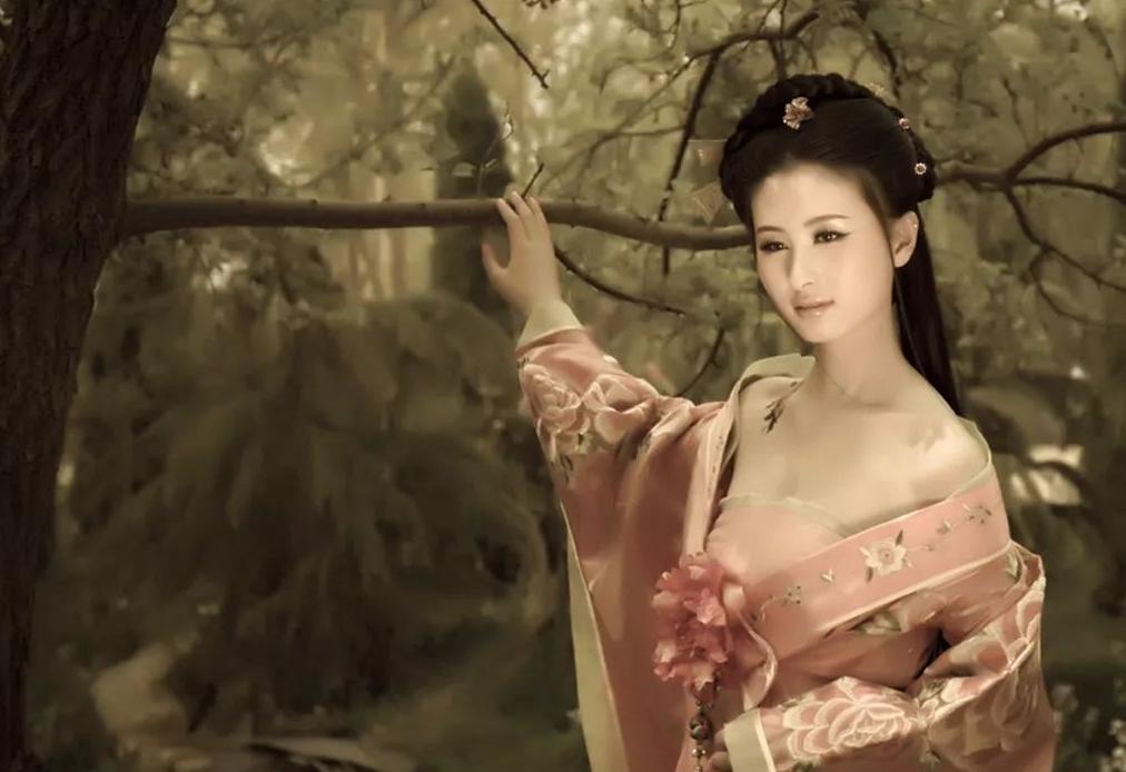 自古红颜多薄命，15岁嫁给姐夫当上皇后，最后却成为别人玩物！