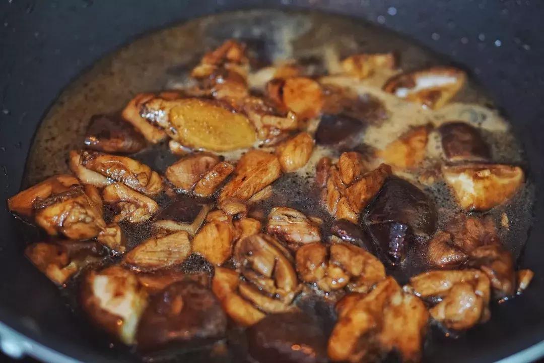 香菇板栗焖鸡学会后天天吃都不腻,简单易学的香菇鸡焖饭分享给大家