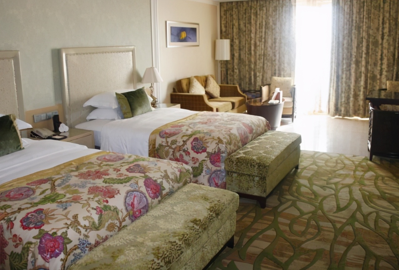 为什么情侣酒店都是用圆床,为什么情侣酒店要放四个枕头