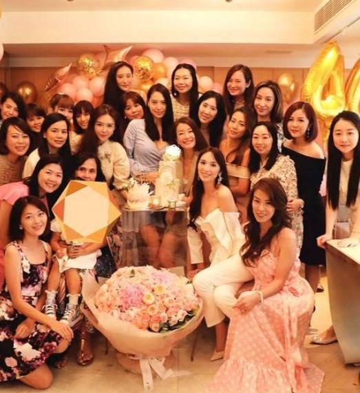 曾穿搭两千万起步的吴佩慈，现参加闺蜜儿子抓周派对，无钻戒包包