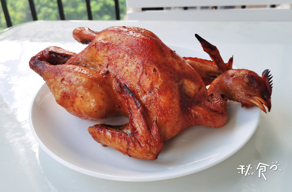 新鲜出炉的烤鸡香喷喷口水直流,家庭版秘制烤鸡外表焦黄内里香嫩