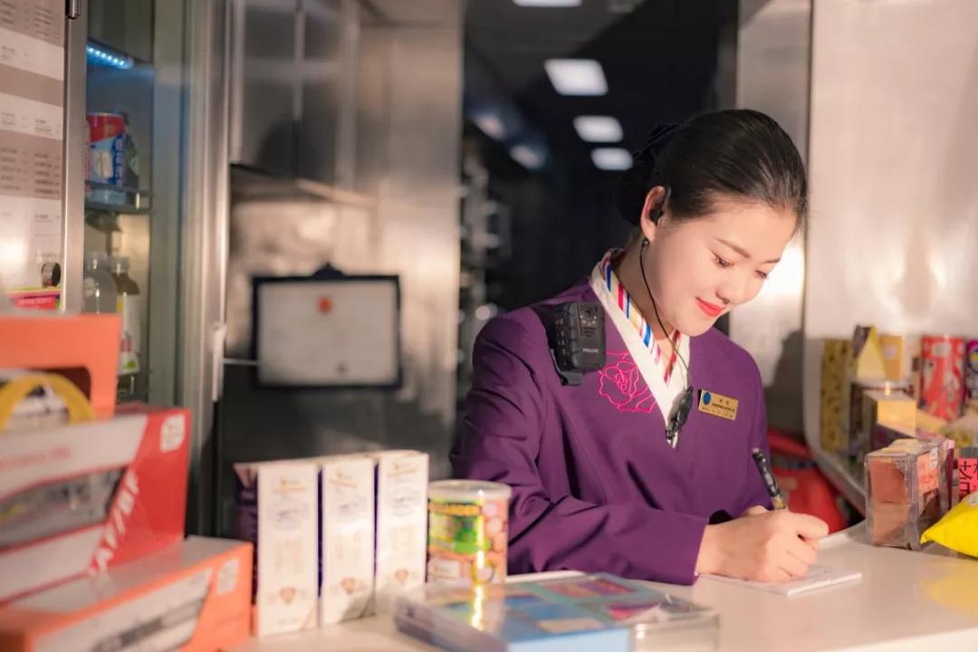 高铁餐服长是干嘛的,高铁餐服有哪些