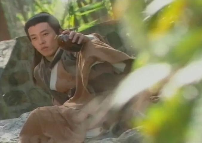 笑傲江湖96老版,96版笑傲江湖令狐冲发现山洞