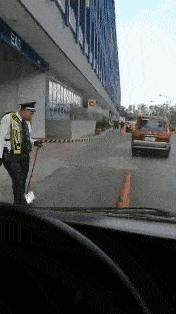 “兄弟睡觉压得胳膊都变色了，要不要叫醒他？”醒来一定很酸爽