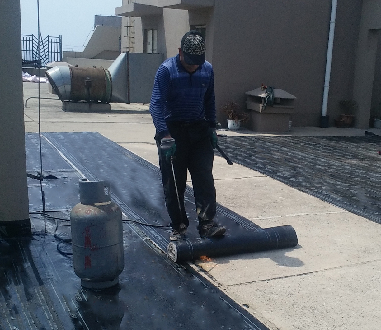 楼顶防水卷材需要拆掉吗,楼顶才做的sbs防水漏水怎么处理