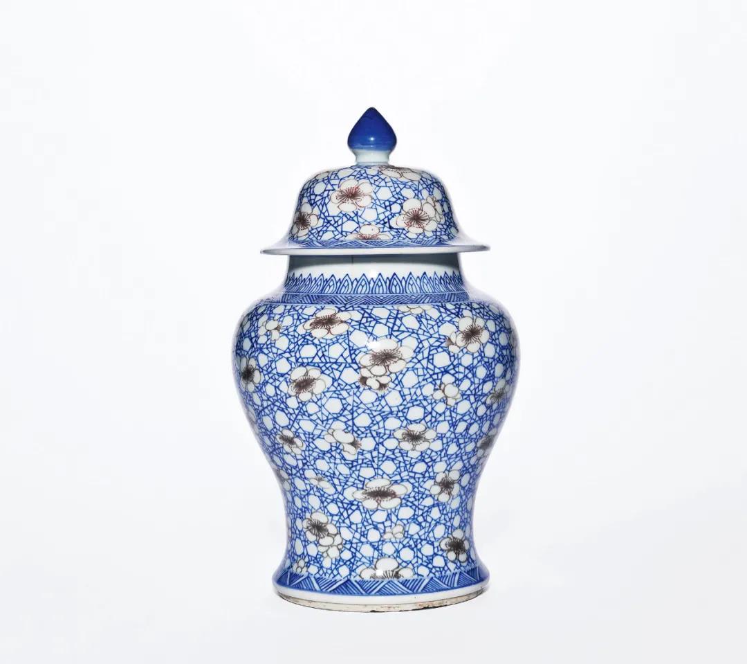 中国人喜欢的瓷器,康熙款青花加彩冰梅纹罐