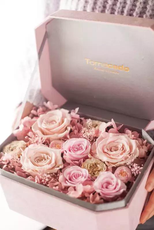 她在北京开了一家可以吃的花店,受众人追捧,还引来了李健