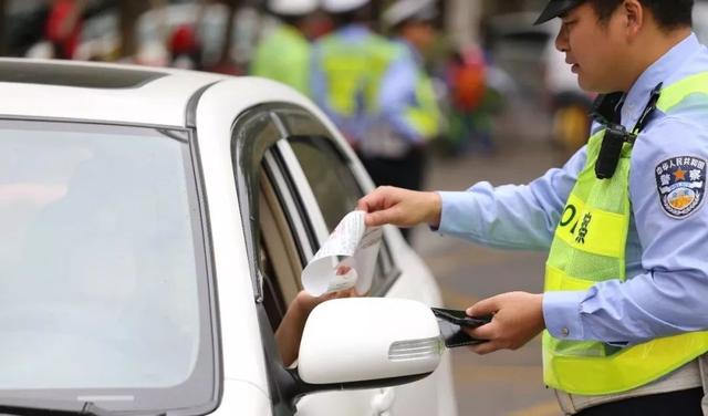 驾驶员不系安全带被拍到怎么处罚,后排不系安全带处罚驾驶员