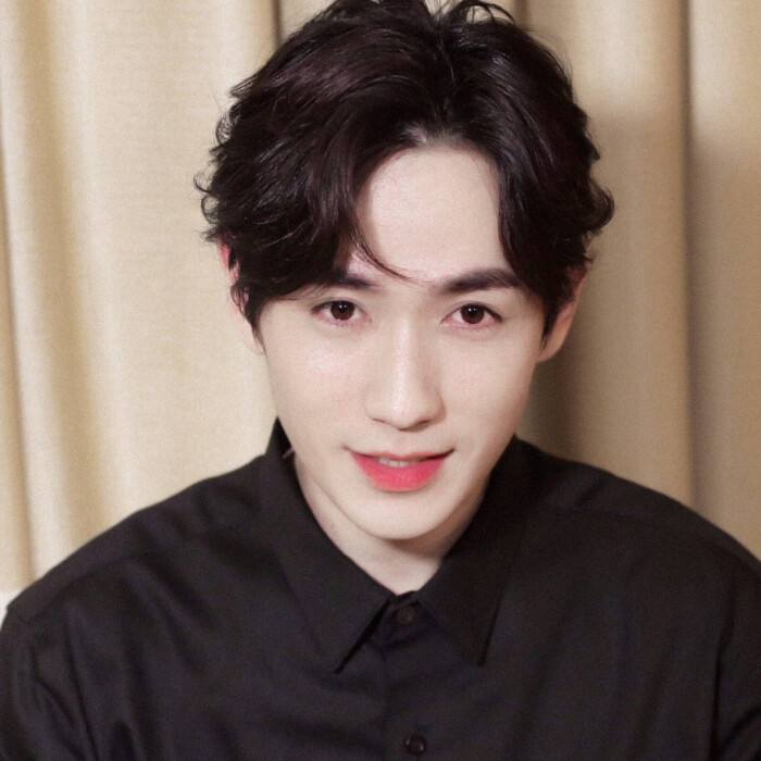 朱一龙被问买衣服,朱一龙穿戏服