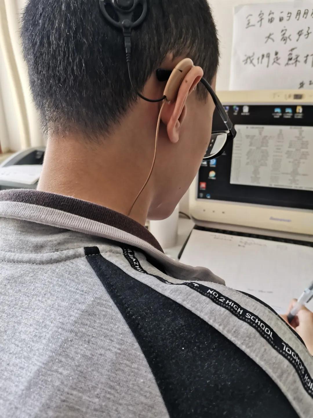 当听障男孩戴上耳蜗,帮爸爸安装人工耳蜗