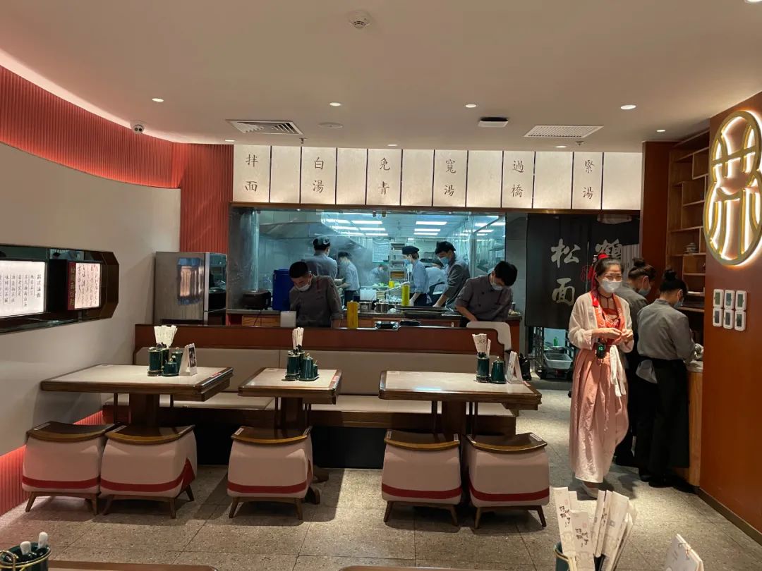 面馆免费吃面带动招牌面狂销300碗,人均100左右的上海面馆