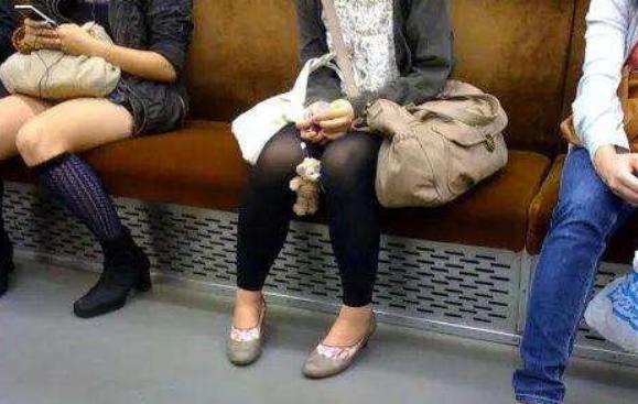 日本女孩走路喜欢“内八”，这样走不奇怪吗？其实她们也很苦恼！