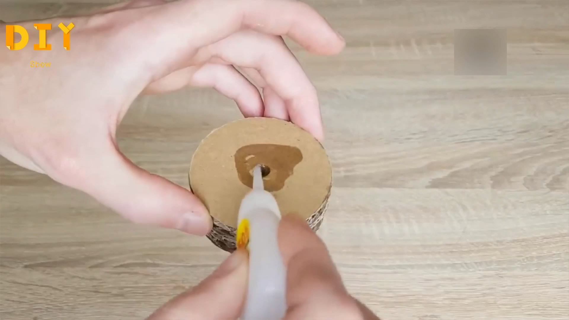 如何用纸板制作遥控车,用纸做遥控玩具车