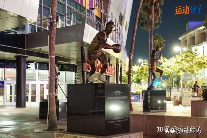 斯台普斯球馆雕像,斯台普斯中心门前的雕像